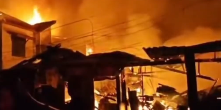 Pasar Segiri Samarinda Dilahap Api, 44 Kios Hangus!