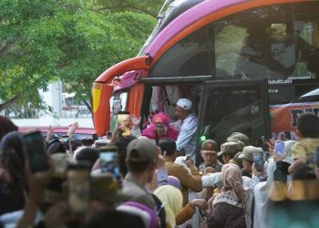 Bupati Kutim Sambut Hangat Jemaah Haji yang Kembali