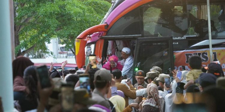 Bupati Kutim Sambut Hangat Jemaah Haji yang Kembali