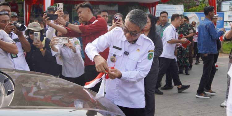 Kutim Bagikan 1.000 Bendera Merah Putih Gratis ke Masyarakat