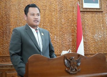 Akbar Tanjung Puji Kinerja Bupati Ardiansyah atas Peresmian Listrik 24 Jam di Muara Bengkal